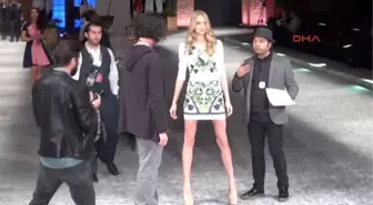 Top Model Lindsay Ellingson'tan, Paris Katliamına Dövizli Tepki