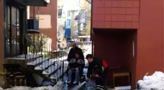 İtfaiye Ekipleri Engelli Vatandaşların Yolunu Açtı