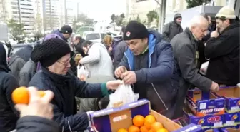 Pazar Kurulmasına İzin Verilmedi, Esnaf 6 Ton Meyve ve Sebzeyi Bedava Dağıttı