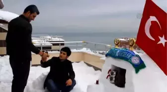 Evinin Terasına Kardan Kafeterya Yaptı