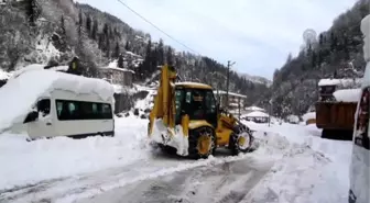 Kepçe Operatörü Kalmayınca Belediye Başkanı Kepçeyle Yol Açtı