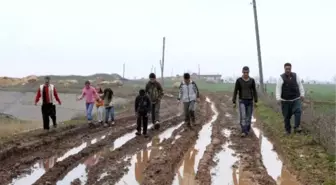 Köylülerin Çamurlu Yol Çilesi