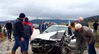 Burdur'da İmam ve Muhtarın Otomobili Çarpıştı: 6 Yaralı