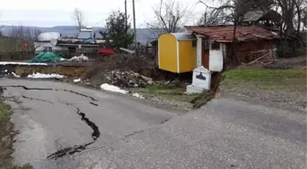 Akçakoca'da 7 Köye Ulaşım Sağlayan Yol Çöktü