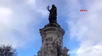 Charlie Hebdo Dergisi Gazete Bayilerine Ulaştığı Anda Tükendi