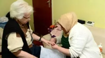 Burdur'da Gönüllü Kuaförler, Yaşlıları Sevindirdi