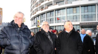 Nazım Hikmet'e Boğaz'da Karanfilli Anma