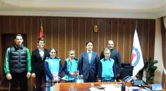 Sarıveliler Kaymakamı Öner'den Başarılı Sporculara Ödül