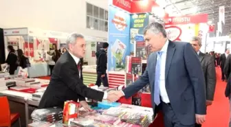 Başkan Karalar Kitap Fuarını Gezdi