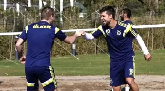 Fenerbahçeli Futbolcular Plaj Voleybolu Oynadı