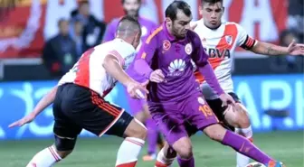 Galatasaraylı Pandev, River Plate Maçında Rakibini Yere İtti