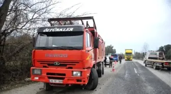 Tırla Hafif Çarpışan Otomobilin Sürücüsü, Bir Kilometre İleride Kamyonun Altında Kaldı