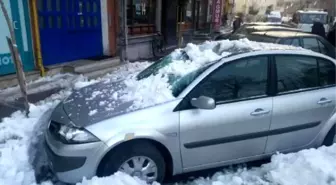 Üzerine Buz Kütlesi Düşen Otomobiller Hasar Gördü