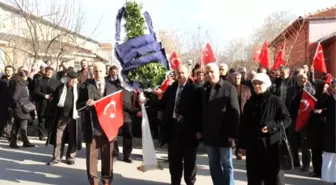 Ak Partili Babuşcu'ya MHP'lilerden Siyah Çelenkli Protesto