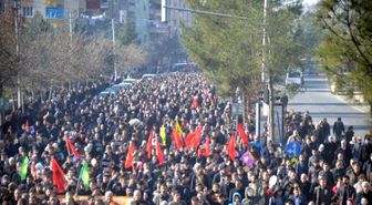 Diyarbakır'daki Cizre Yürüyüşünde Trene PKK Flaması Asıldı