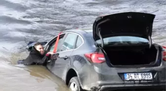 Kızılırmak'a Uçan Otomobilin Sürücüsü Güçlükle Kurtarıldı