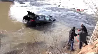 Otomobil Kızılırmak'a Uçtu, Suda Can Pazarı Yaşandı