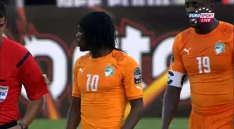 Gervinho, Önce Rakibini Sonra Yeri Yumrukladı