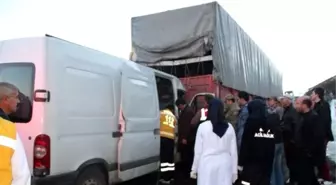 Minibüs ile Tır Çarpıştı: 4 Yaralı