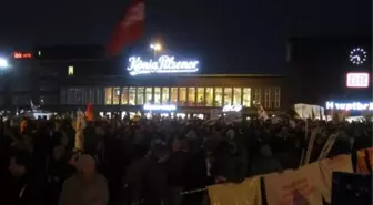 Pegida, Duisburg'da Haç ve Papaz Eşliğinde Yürüdü