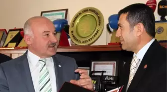 Temad Kırşehir Şubesinden Ahi Tv Genel Müdürü Acer'e Ödül