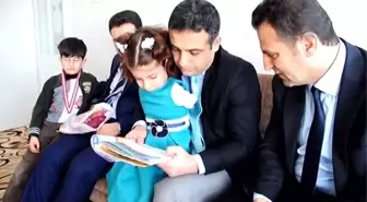 İki Kolu Olmayan Öğrenci, Karne Heyecanını Evinde Yaşadı