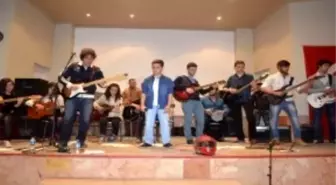 Osmaneli'de Gitar Kursiyerlerinin Dönem Sonu Konseri