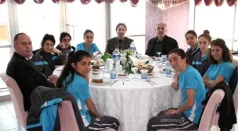 Kestel'de Hakkarigücü Kadın Futbol Takımına Yemek Jesti