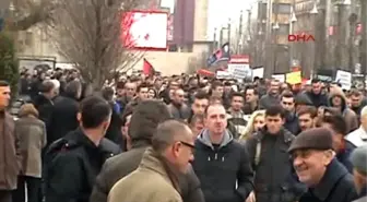 Kosova'da Bakanı Protesto Eden Grup, Başbakanlık Binasına Saldırdı