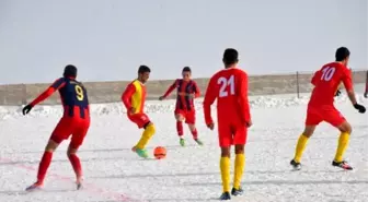 Karla Kaplı Sahada Amatör Maç