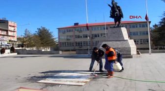 Meydanda Halı Yıkayarak Ceza Yazan Polisi Protesto Etti