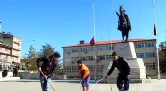 Meydanda Halı Yıkayarak Ceza Yazan Polisi Protesto Etti