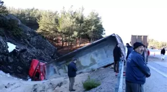 Denizli'de Kum Yüklü Kamyon Devrildi