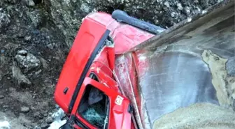 Devrilen Tırın Şoförü Sıkışıp, Yaralandı