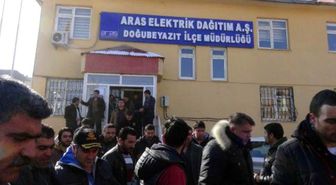 Elektrik Kesintisine Tepki Gösteren Esnaf, Müdürün Makamını İşgal Etti
