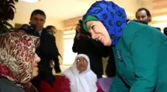 Emine Erdoğan, Kırşehir'de Şehit Ailesi ve Huzurevini Ziyaret Etti