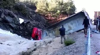 Kum Yüklü Kamyon Şarampole Devrildi