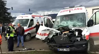 Bolu'da Hasta Taşıyan Ambulans, Traktörle Çarpıştı