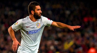 İngiliz Minik Futbolculardan Arda Turan'a Sürpriz Doğum Günü Kutlaması