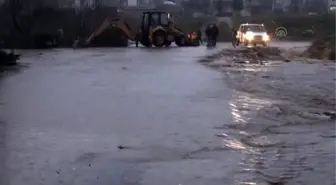 Sağanak Nedeniyle Ev ve İş Yerlerini Su Bastı