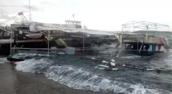 Balıkesir'de Şiddetli Lodos Nedeniyle Deniz, Kara ile Birleşti, Tekneler Battı