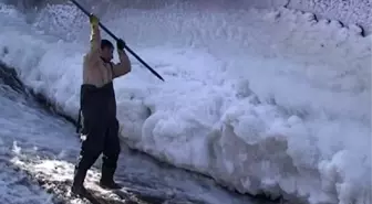 Elektrik Üretimi İçin Kars Çayı'ndaki Buzları Kırıyorlar