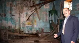 8 Asırlık Cami Onarım Beklerken Çatısı Çöktü