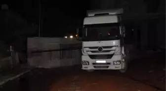 Kum Yüklü Tır'ın Dorsesi Devrildi