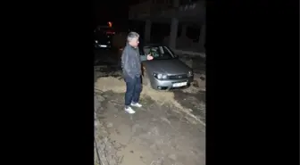 Otomobil Kanalizasyon Çukuruna Düştü