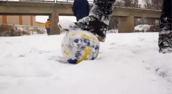 Çocuklar Donan Nehir Üzerinde Futbol Oyadı