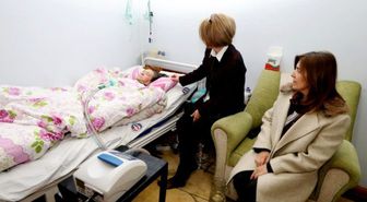 Fatma Şahin'den 'KANSER Ve Makineye Bağlı Kadına' Yardım