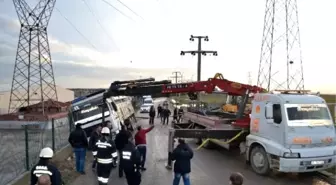 Kamyon Fabrikanın Telleri Üzerine Devrildi