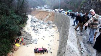 Otomobil Dereye Uçtu: 1 Ölü, 3 Yaralı
