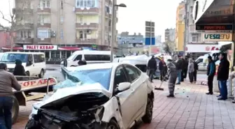 Otomobil Servis Minibüsüyle Çarpıştı; 7 Yaralı